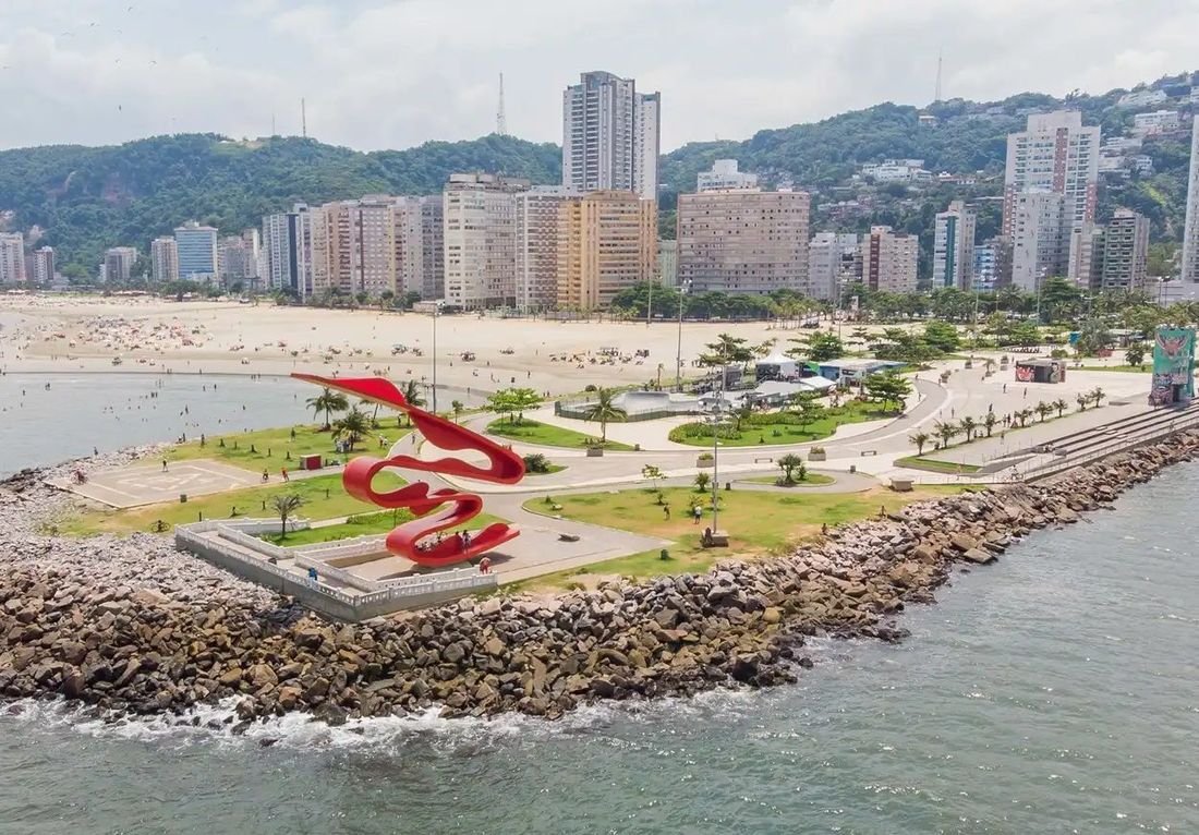 Vista aérea da Ponta da Praia, em Santos, com a orla e os prédios ao fundo
