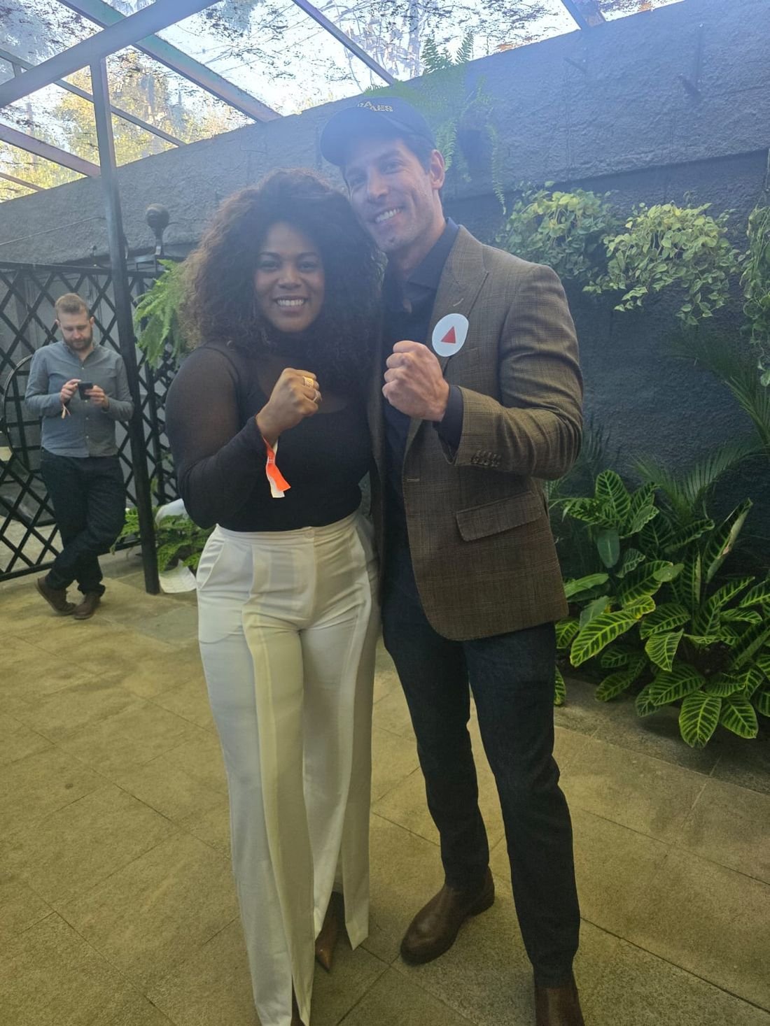 Barbara Kogos ao lado de apoiador em evento do NOVO