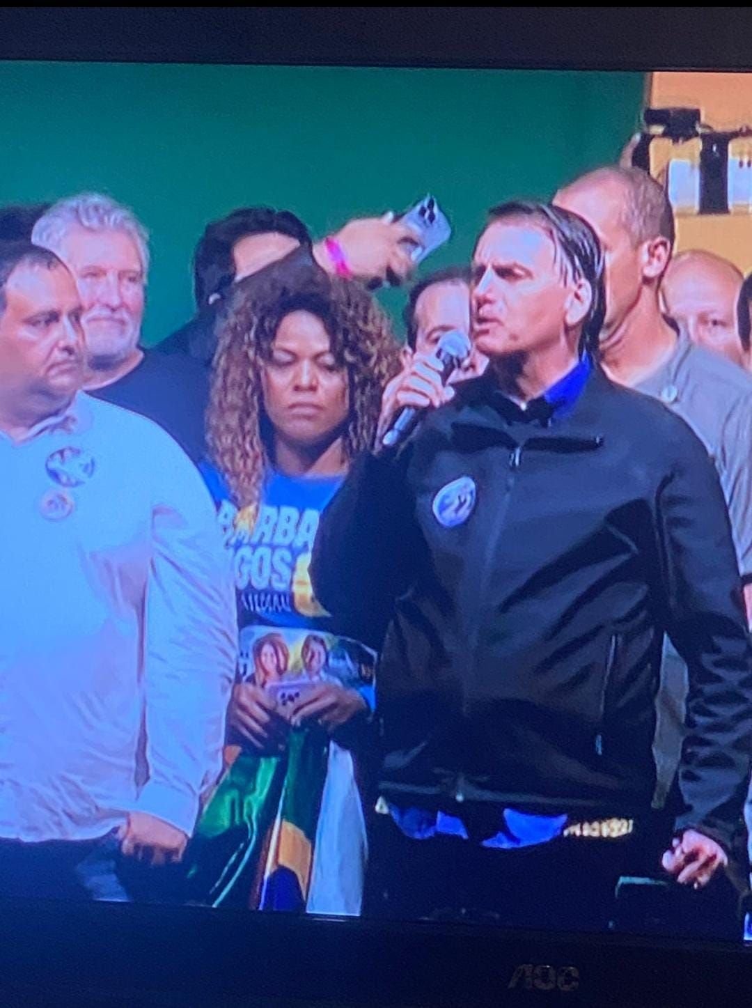 Barbara Kogos com camiseta da campanha em ato ao lado de Jair Bolsonaro