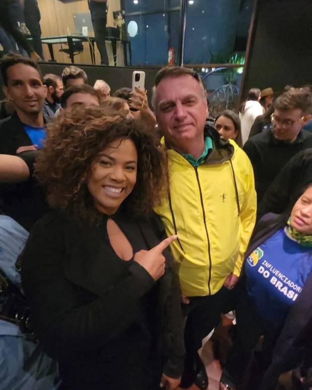 Barbara Kogos ao lado de Jair Bolsonaro em evento