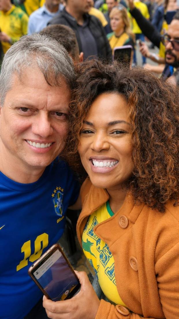 Barbara Kogos em manifestação, ao lado de apoiador