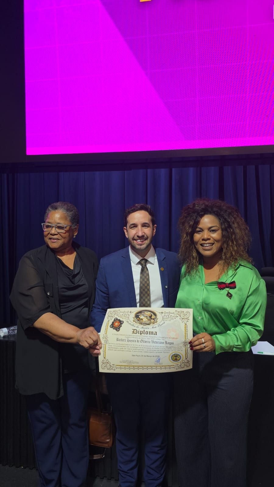 Barbara Kogos recebendo a Medalha de Mérito Ana Néri