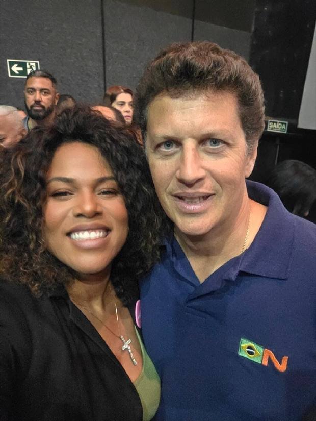 Barbara Kogos ao lado de filiado do NOVO