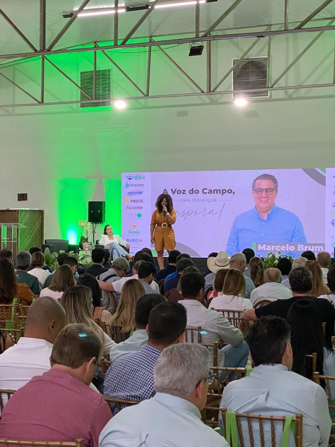Barbara Kogos em palestra para plateia em evento do agronegócio